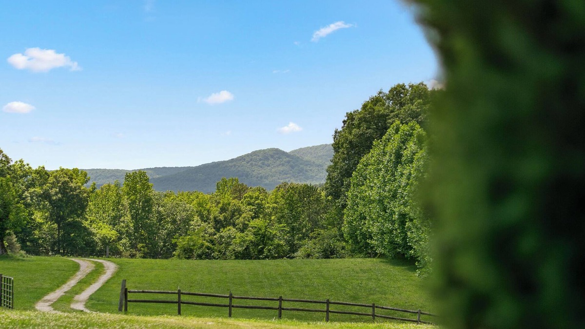 Jasper House | Large Ozark home w/large covered deck - 5 minutes from Jasper!