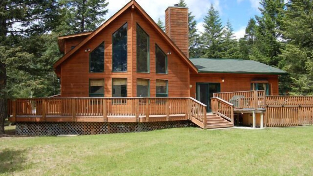East Kootenay House | Large pet friendly home in Fairmont with hot tub.