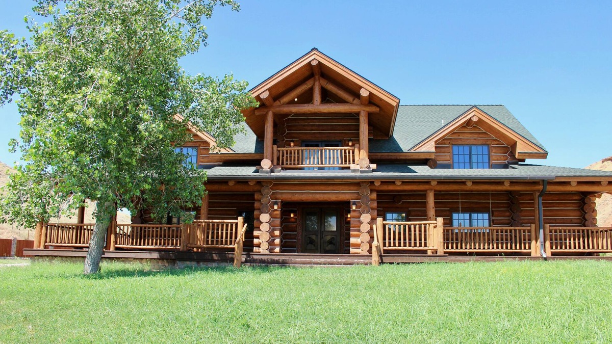 Shell House | Large, picturesque luxury log home for the whole family.