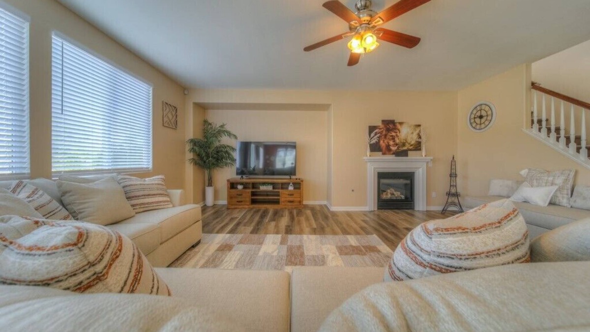 Eastvale House | Large Pool Home on a Quiet Cul-De-Sac