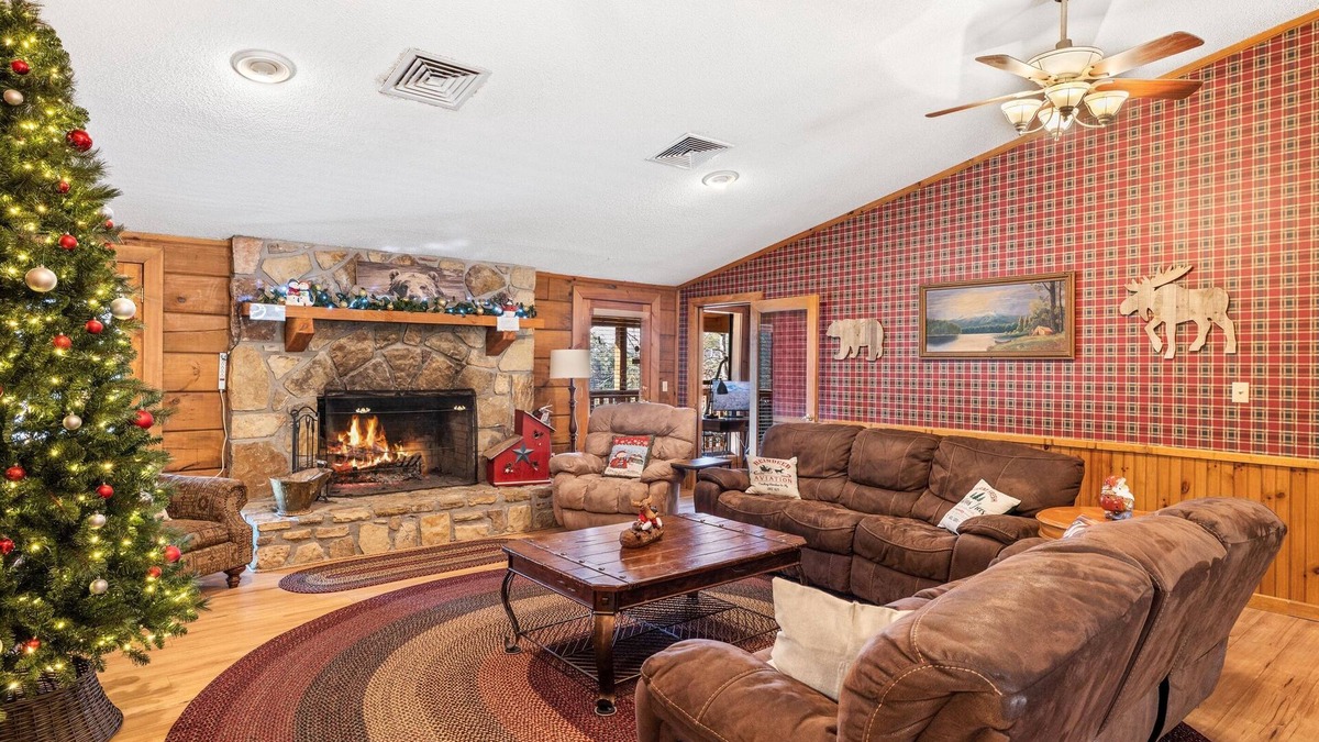 Sevierville Cabin | Large Private Douglas Lake Lodge- 12 acres- Sevierville