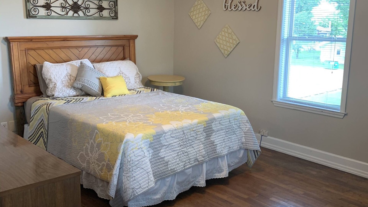 Cullman House | Large Private Room & Bathroom
