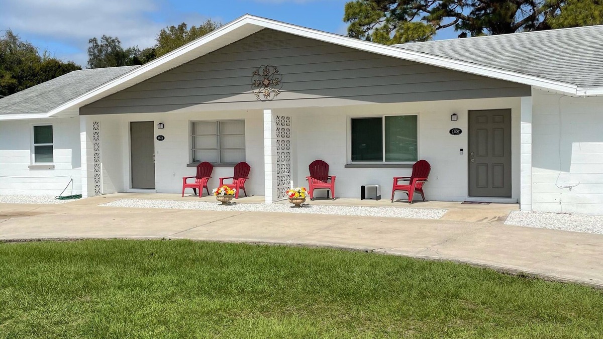 Bayshore Gardens House | Large Private Unit #1! Big yard and close to local beaches