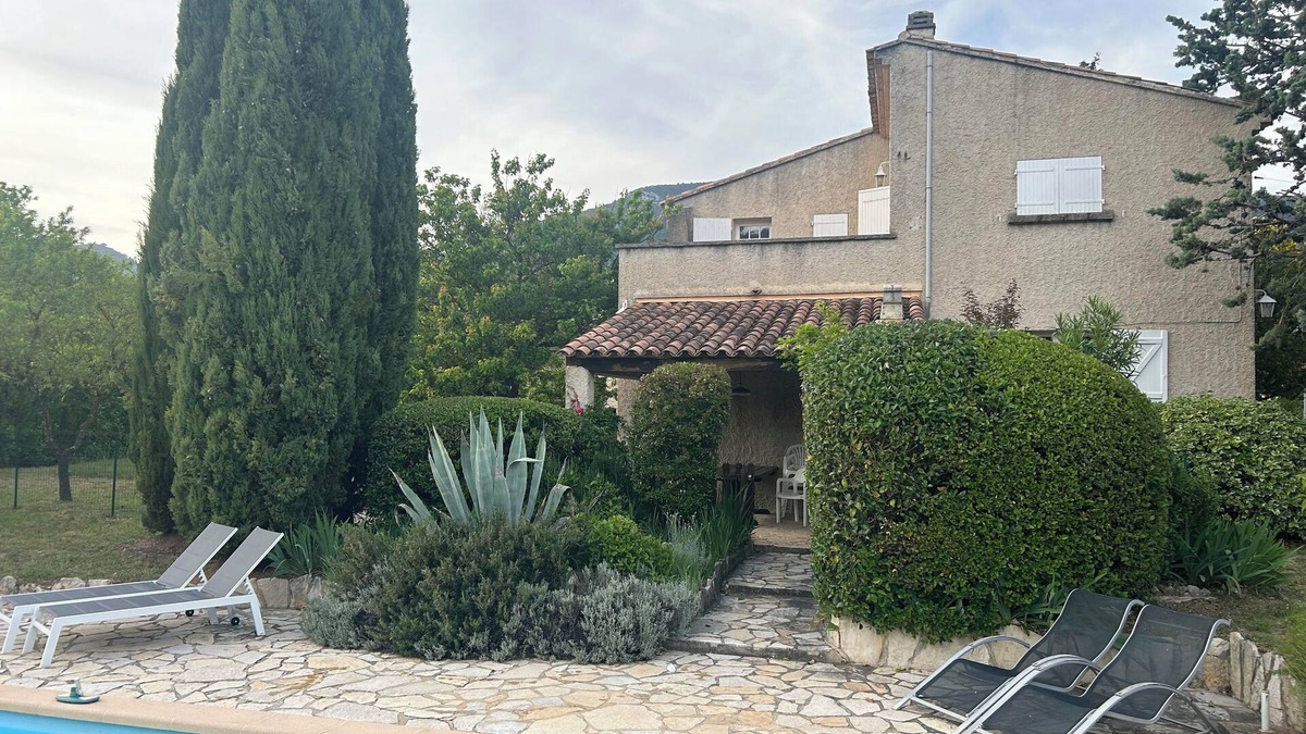 Signes House | Large Provencal House with Pool. Walking distance to supermarket and restaurants