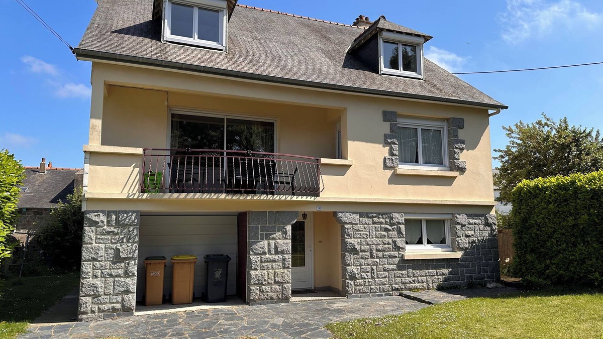 Saint-Brieuc House | Large, quiet family home in town