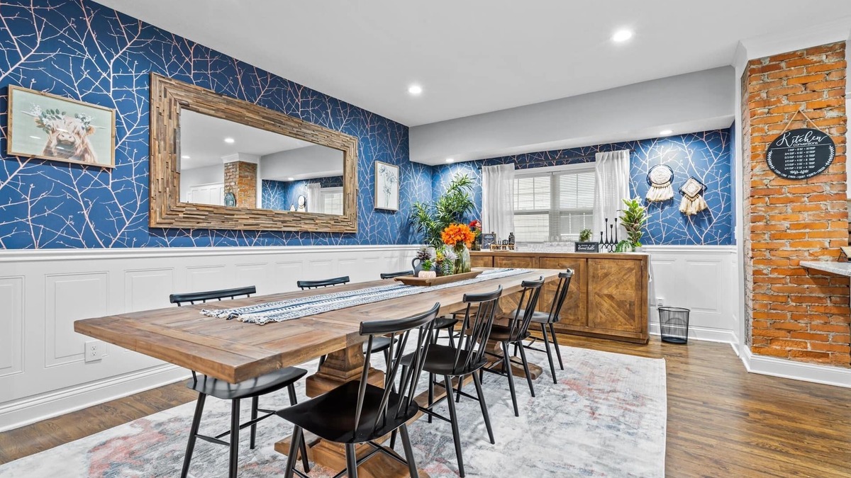 South Hyde Park House | Large Remodeled Midtown Beauty - Locust St. Estate - 2 kings/sleeps 8!