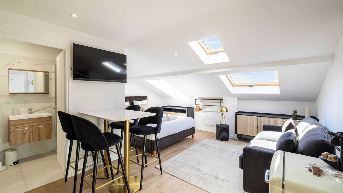 Prado - Republique Apartment | Large renovated studio - Bright - 1BR/4p