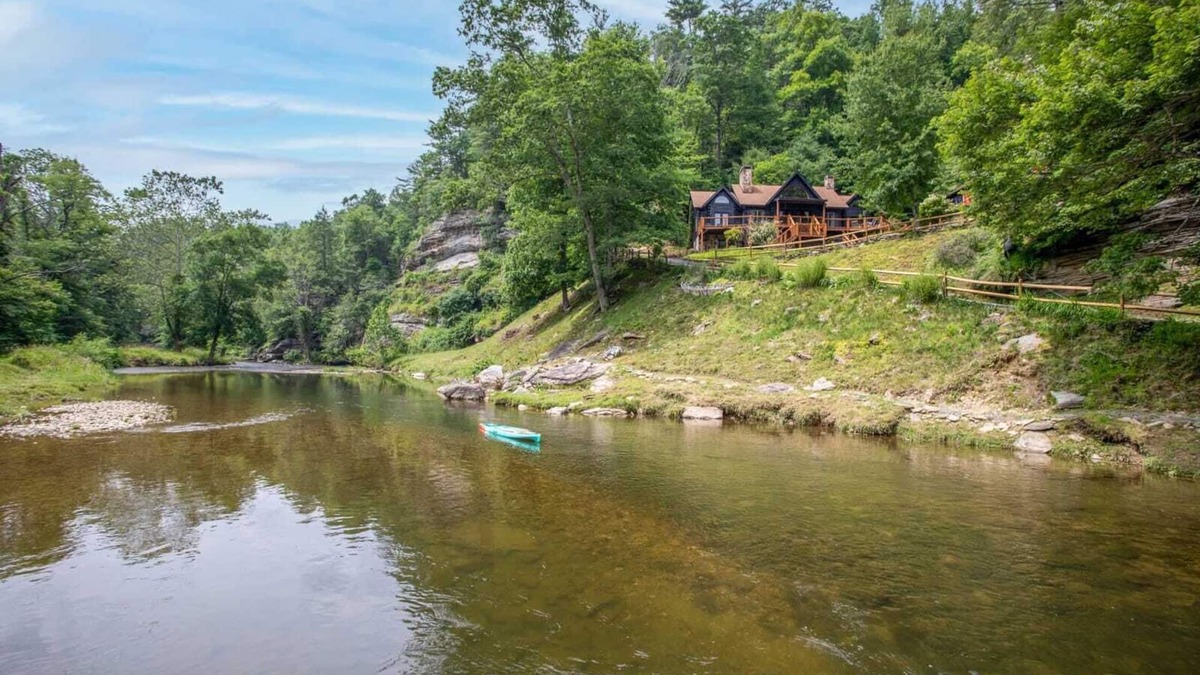 Sugar Grove Cabin | Large Riverside Cabin on Beautiful Acreage
