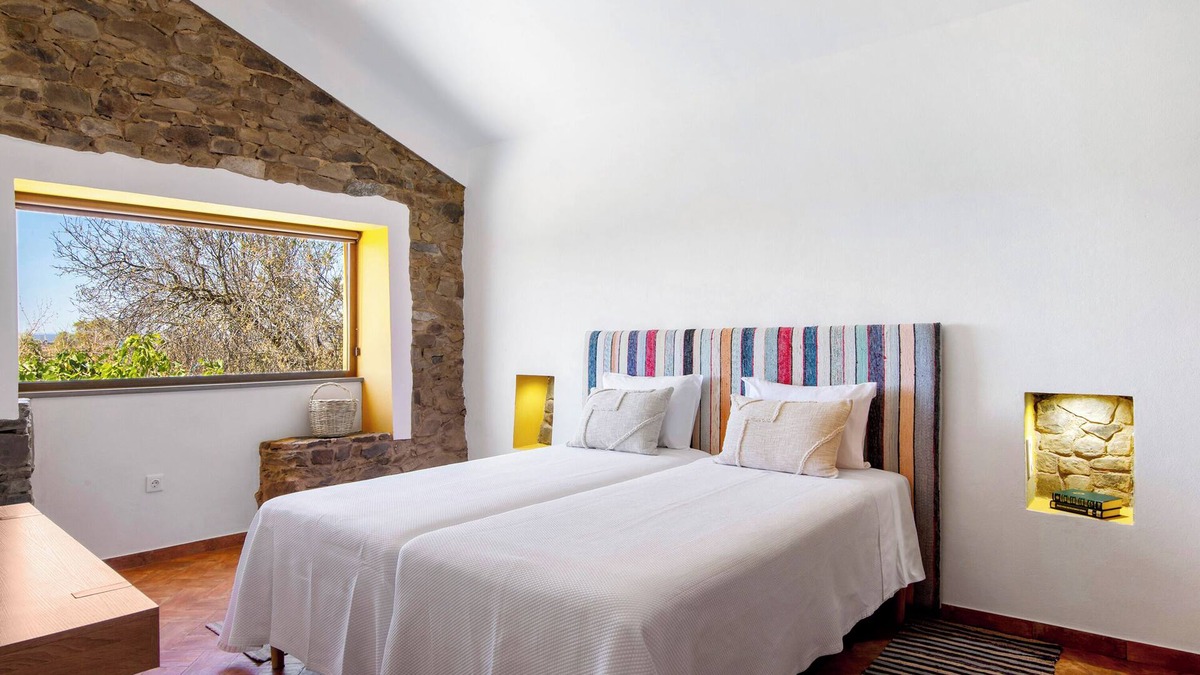 Espirito Santo Apartment | 'Large' Room with Mountain View, Wi-Fi and Air Conditioning