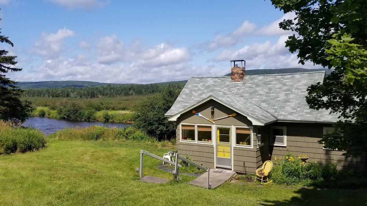 Baddeck Bridge Cottage | Large Secluded Riverside Cottage