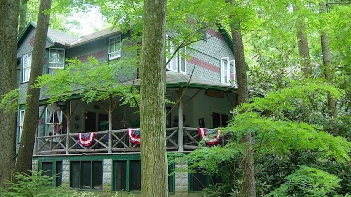 Mount Gretna Heights Cottage | Large Shadywood Cottage with Wrap Around Porch