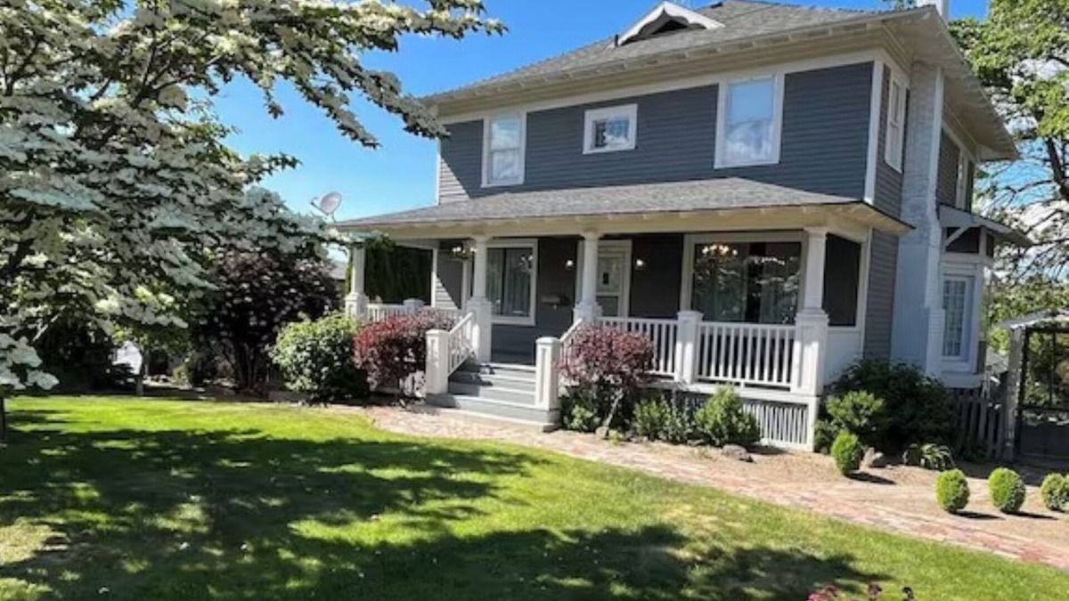 Yakima House | Large, spacious home centrally located that is both family and pet friendly.