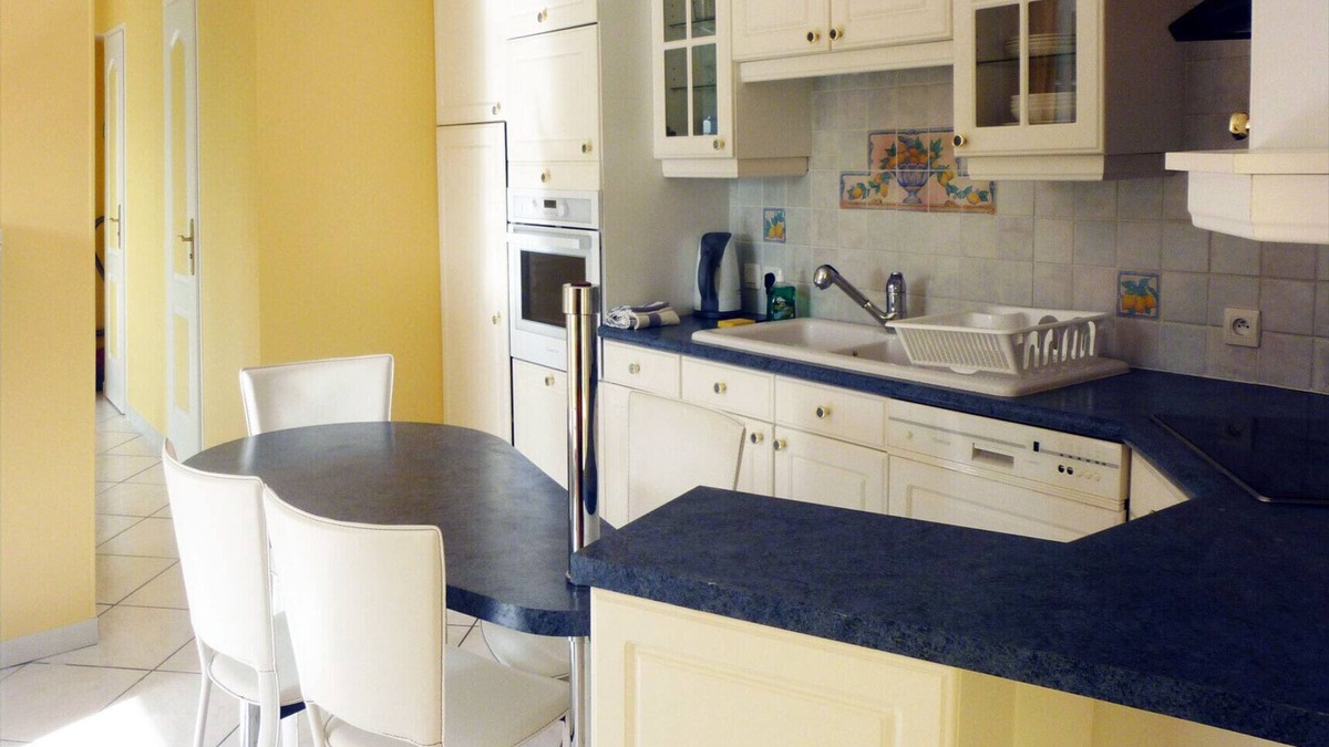 La Riche Apartment | Large studio, 27 m2. Furnished. Garden level