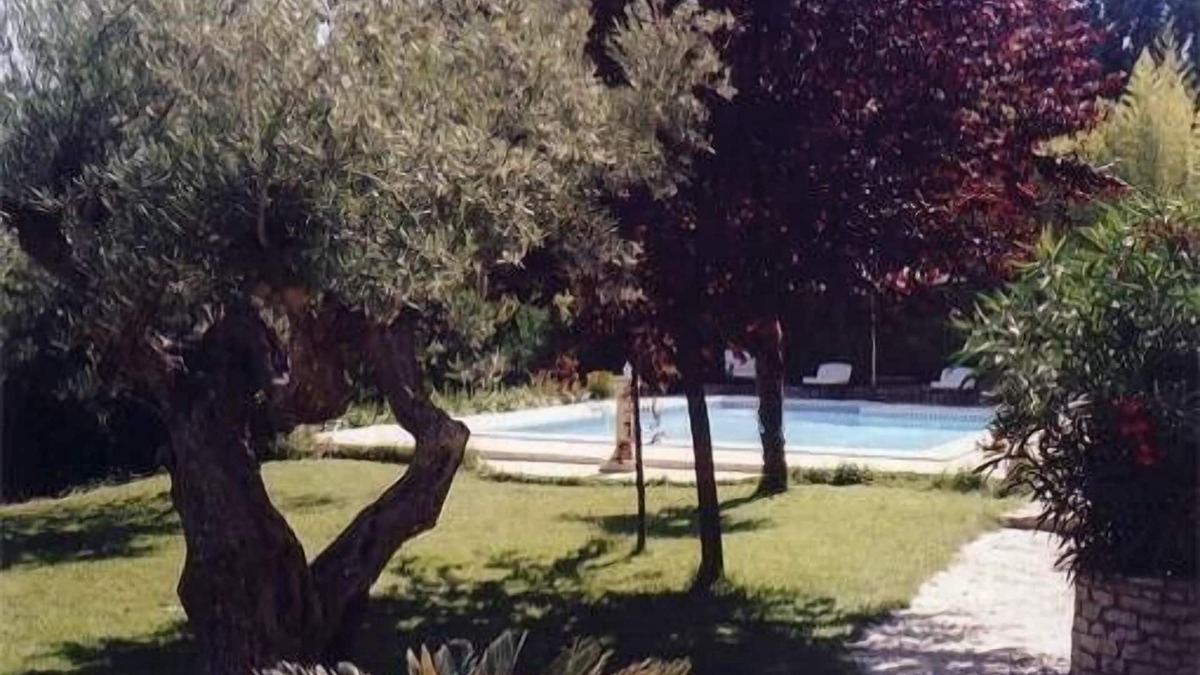 Carnoux-en-Provence Apartment | Large studio with swimming pool in the Cassis Calanques park