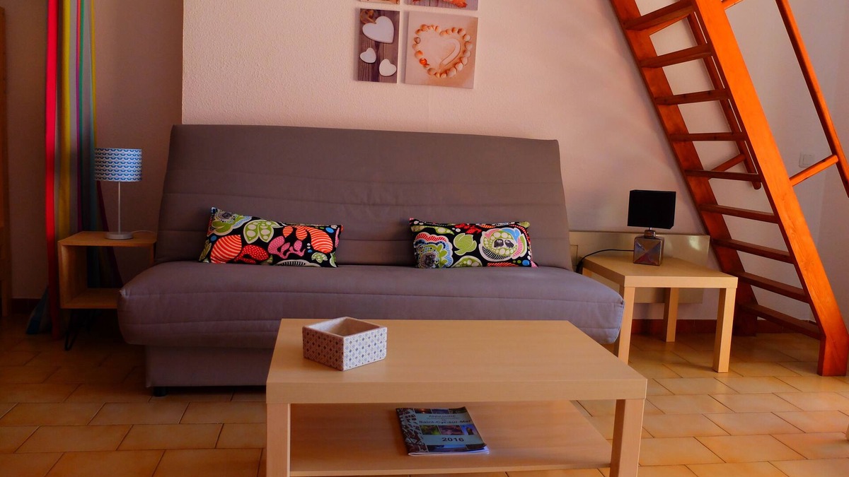 Les Lecques Apartment | LARGE STUDIO - TERRACE - PRIVATE PARKING - BEACH 50 M AWAY - CLOSE TO SHOPS & RESTAURANTS