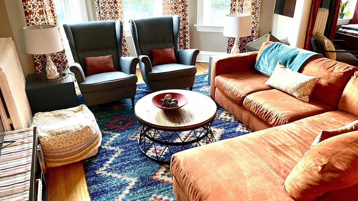 Oak Park Apartment | Large, sunny 3 bedroom apartment two blocks from down town Oak Park.