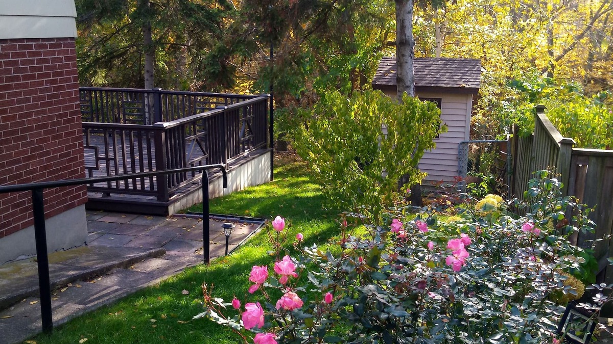 St. Catharines Apartment | Large,sunny, two-room suite accessed from deck on wooded ravine. Eat-in kitchen.