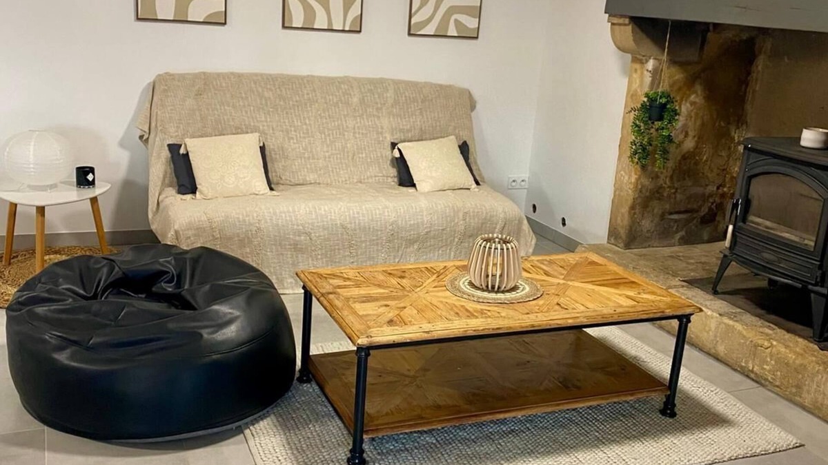 Proissans Apartment | Large T2, cosy quiet 5 minutes from Sarlat. pets welcome