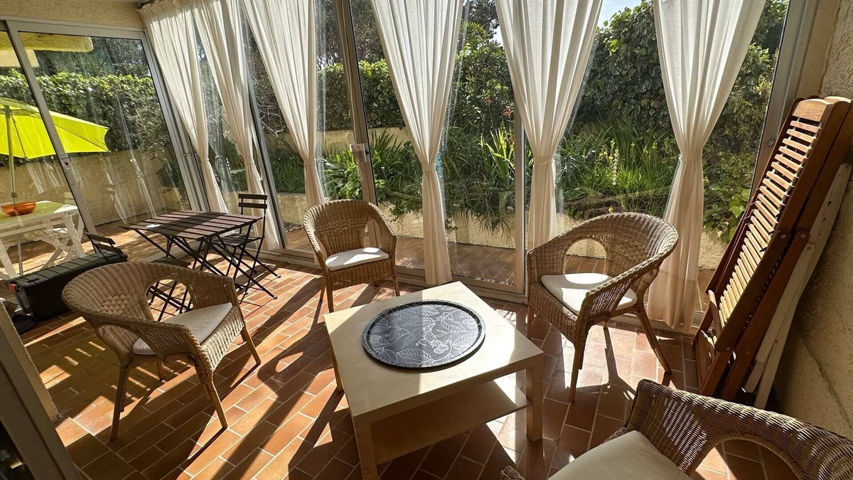 Saint-Mandrier-sur-Mer Apartment | Large T2 with loggia and terrace near the port of Saint Mandrier and the beaches
