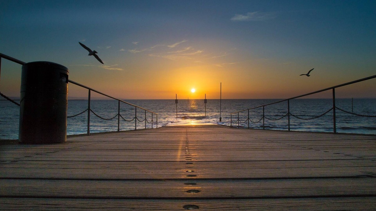 East Huntspill Apartment | Large three bedroom log cabin with private hot tub and decking over looking the beautiful river Brue