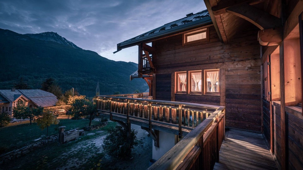 Saint-Chaffrey Ski Chalet | Large traditional alpine Chalet close to slopes with fantastic views
