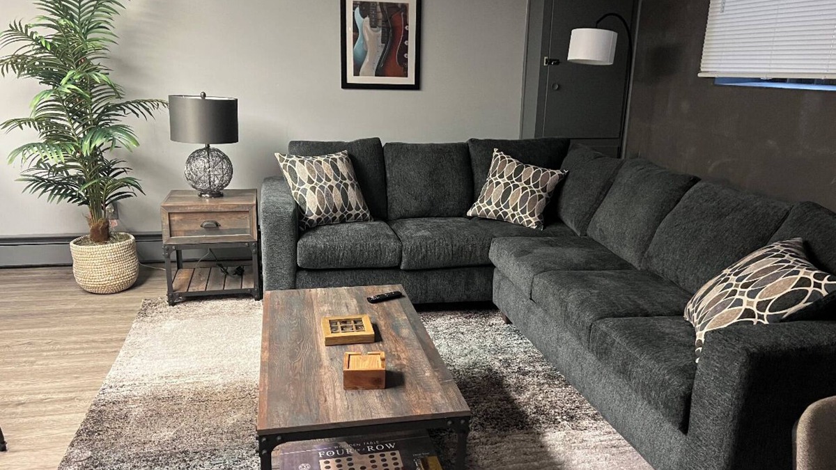 Waukesha Apartment | Large two bedroom lower unit. Downtown Waukesha.