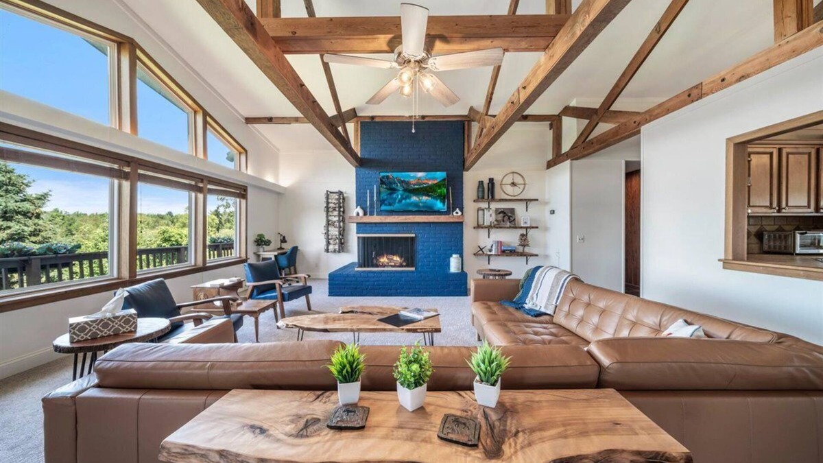 West Branch Cabin | Large Updated Lakefront House on Lake George. Kayaks, games, fire pit, sledding.