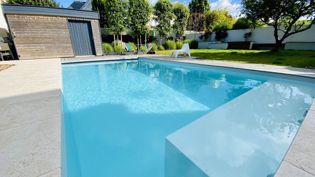 Larmor-Plage House | Large vacation home with swimming pool. 500m from shops and beach.