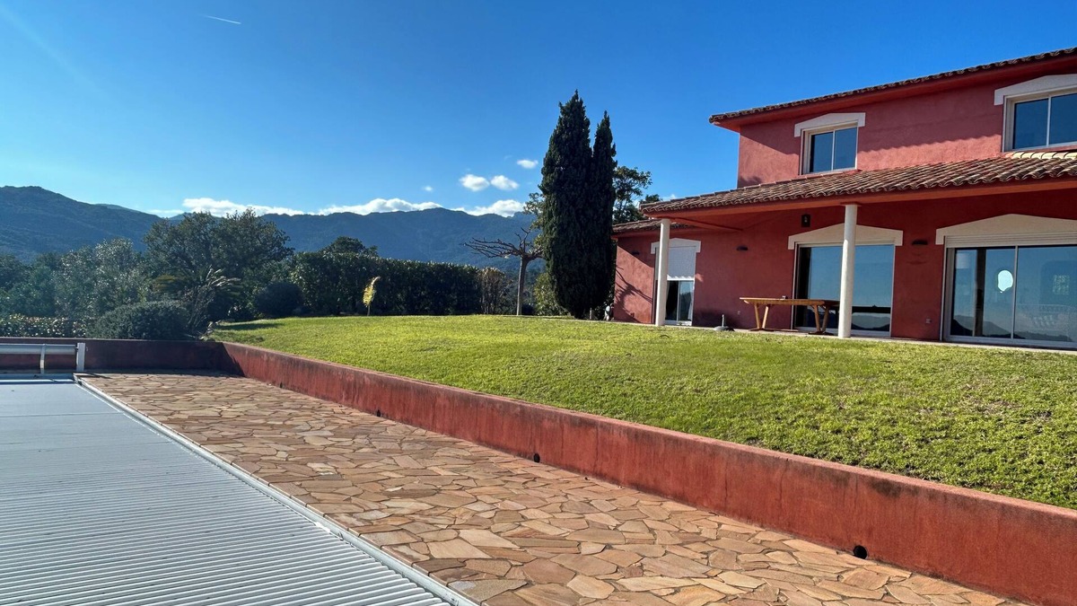 Favone Villa | Large villa with swimming pool and beach access (10 min) on foot