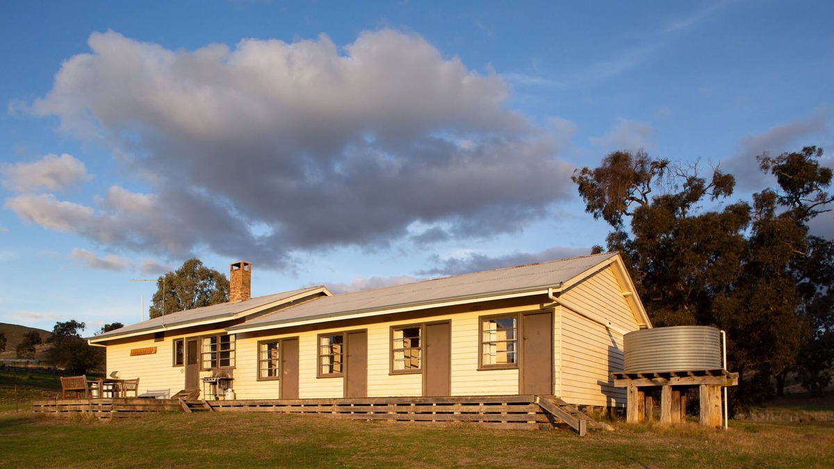 Maindample House | Large Wappan Bonnie Doon farmstay on Lake Eildon near Mansfield/Mt Buller. 18ppl