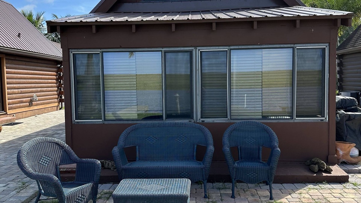 Okeechobee Cabin | Large waterfront cabin with dock and access to Lake Okeechobee