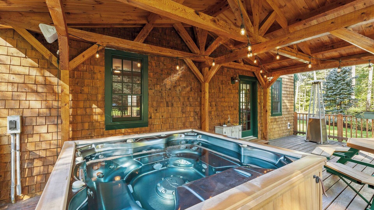 Holderness House | Large Well Equipped Pet Friendly Home with Hot Tub | Bank of NH Pavilion 19 mins | Iconic Fall Foliage Central location | Air Conditioning | Walk to Squam Lake Beach | Main Level Bedroom and Bathroom