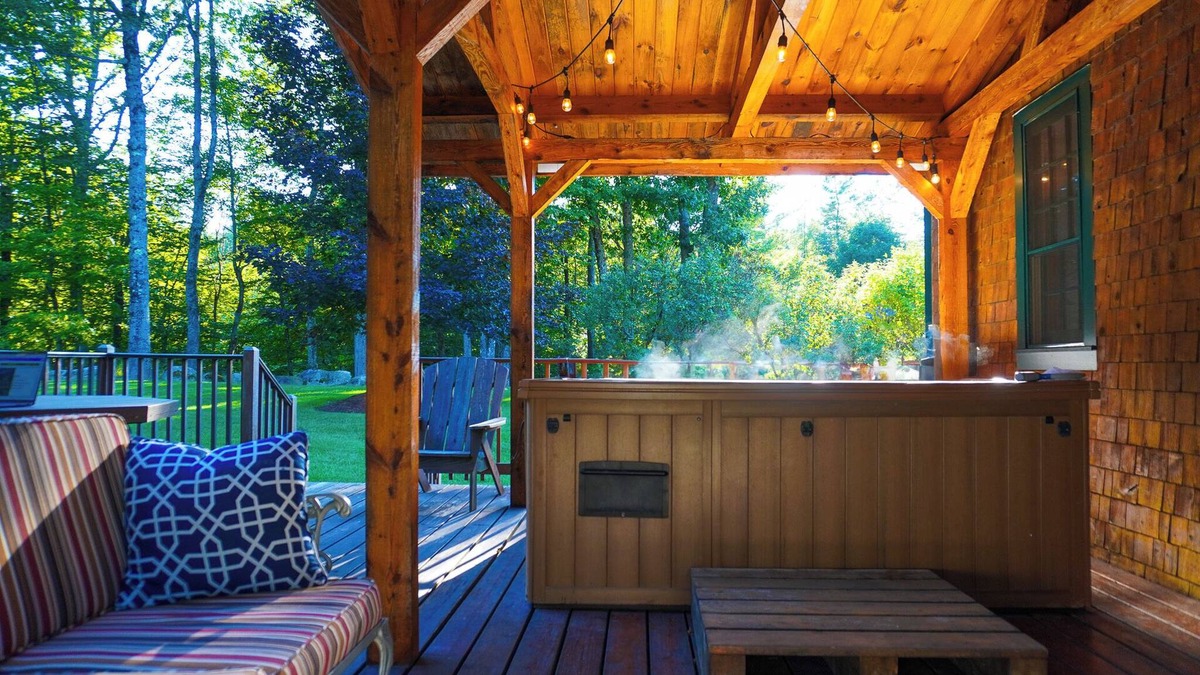 Holderness House | Large Well Equipped Pet Friendly Home with Hot Tub | Bank of NH Pavilion 19 mins | Iconic Fall Foliage central location | Air Conditioning | Walk to Squam Lake Beach | Main Level Bedroom and Bathroom