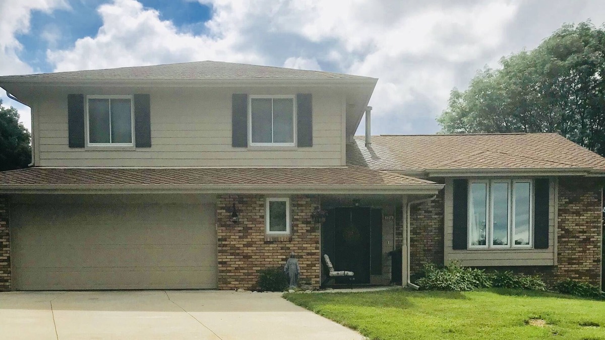 Leawood Southwest House | Large West Omaha Home 4 Bedroom 2.5 Bath