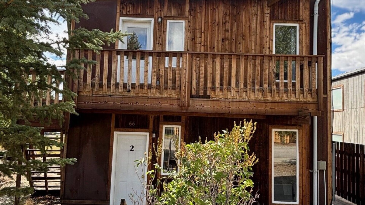 Pinedale Apartment | Large windows bring the outside in.