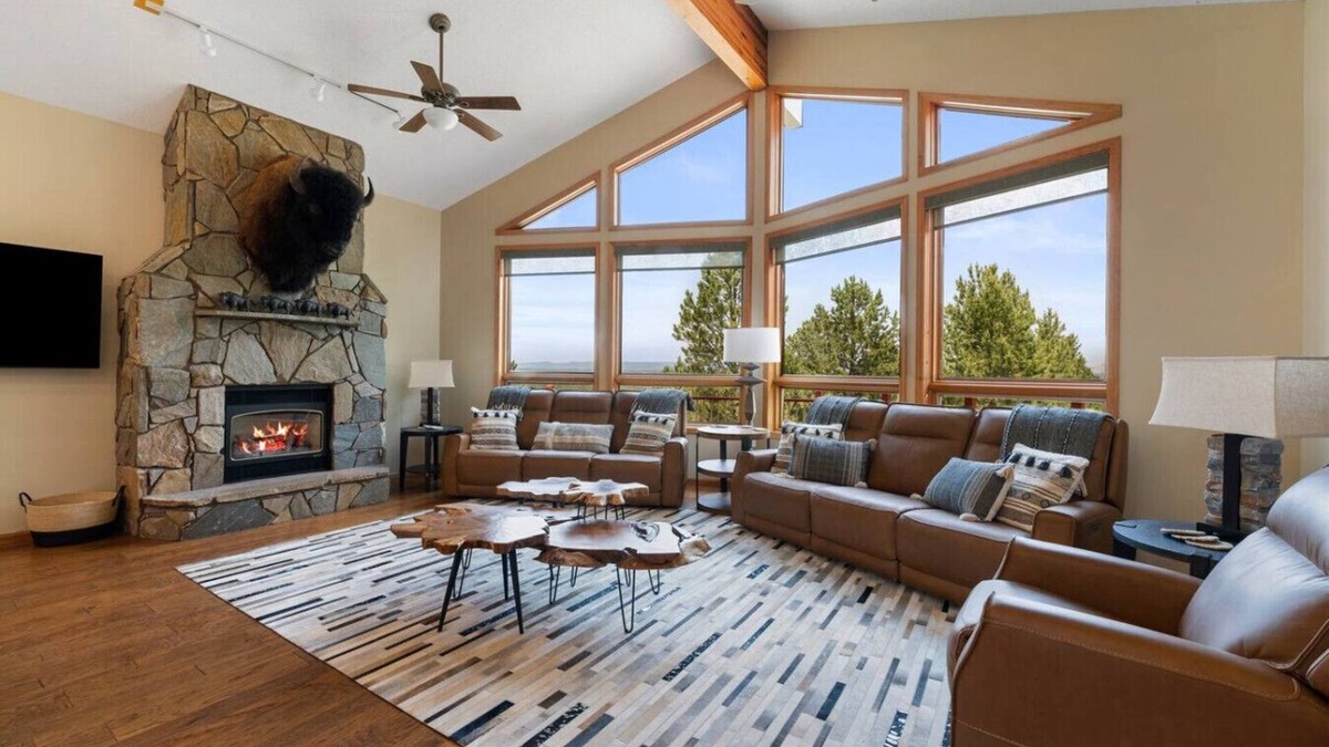 Custer House | Largest Custer Lodge-Sleeps 22