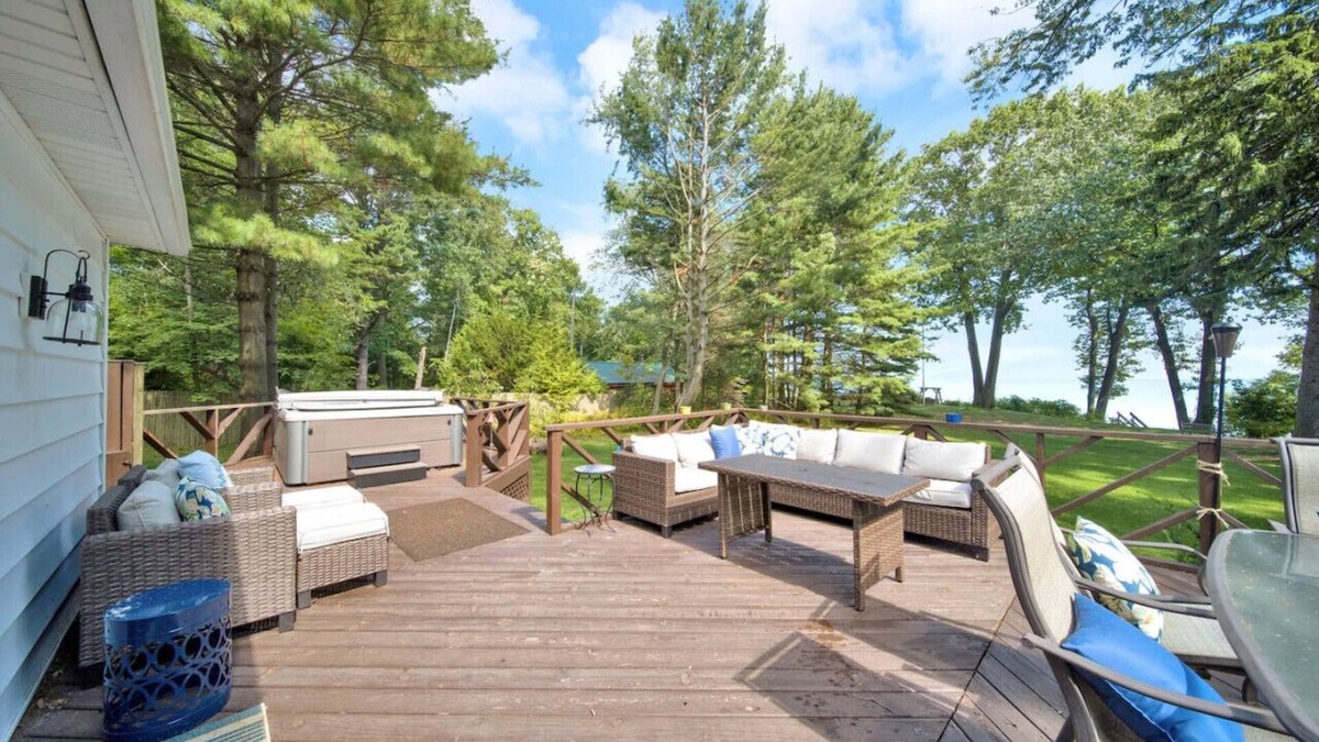Lexington House | Larry's Lakefront Sleeps 14 with a Private Beach!