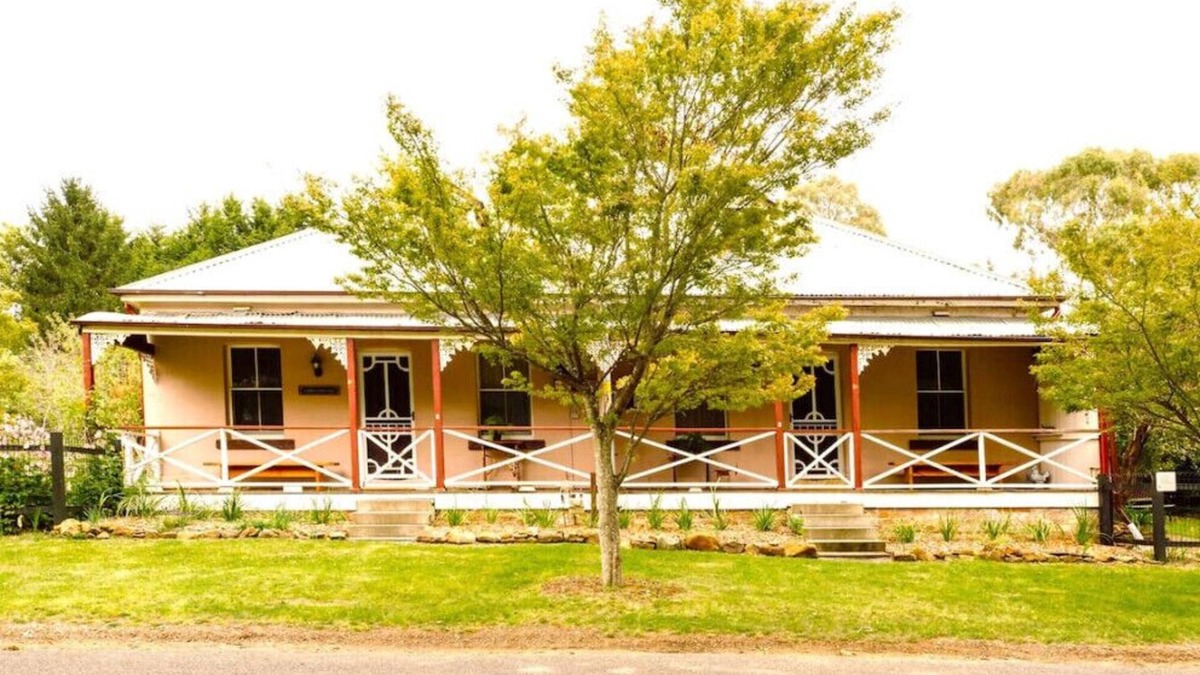 Mount Victoria Cottage | Larsen's Cottage #2: Historic 1880 Home