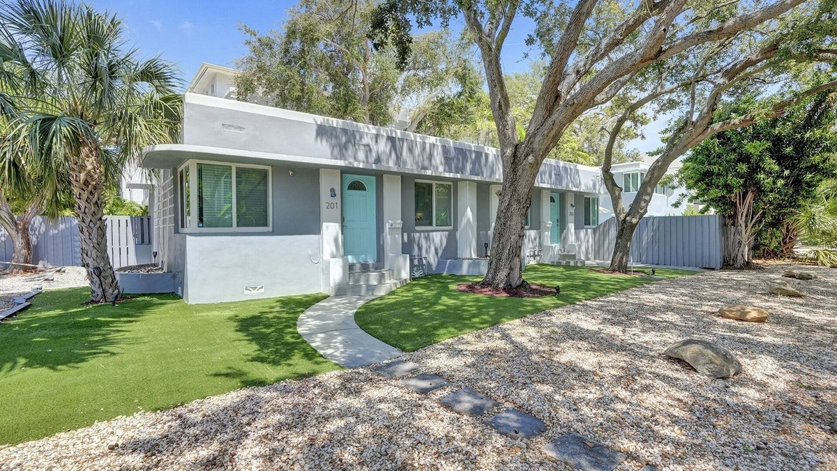 Colee Hammock Apartment | Las Olas Art Deco Oasis, Great Location