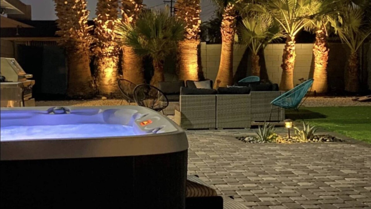 Winchester House | Las Vegas Getaway! Sleeps 10+ King Bed. Jacuzzi. Open Layout