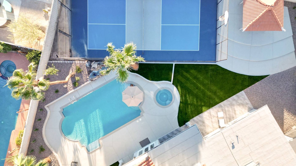 Rancho Oakey House | Las Vegas Large Home 6bed/5bath w/Pickeball/Pool/Golf/Basketball/VolleyBall !