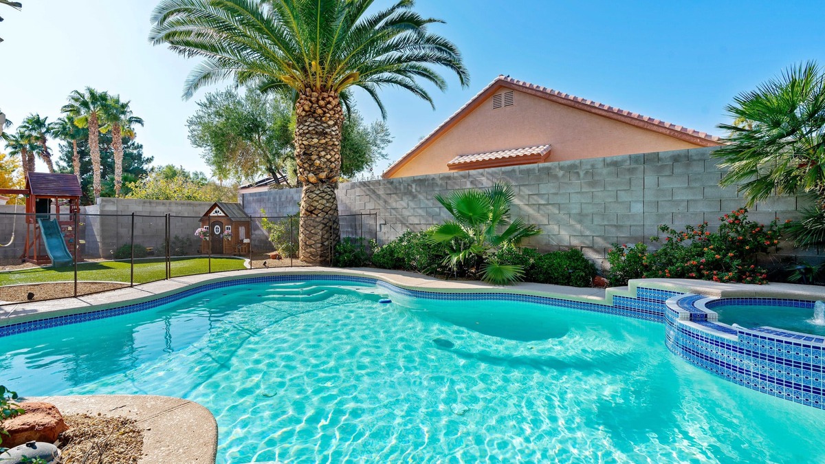 Green Valley North House | LAS VEGAS LUXURY HOME, 5 BDRP, POOL W/HEATER, BBQ, GAMES