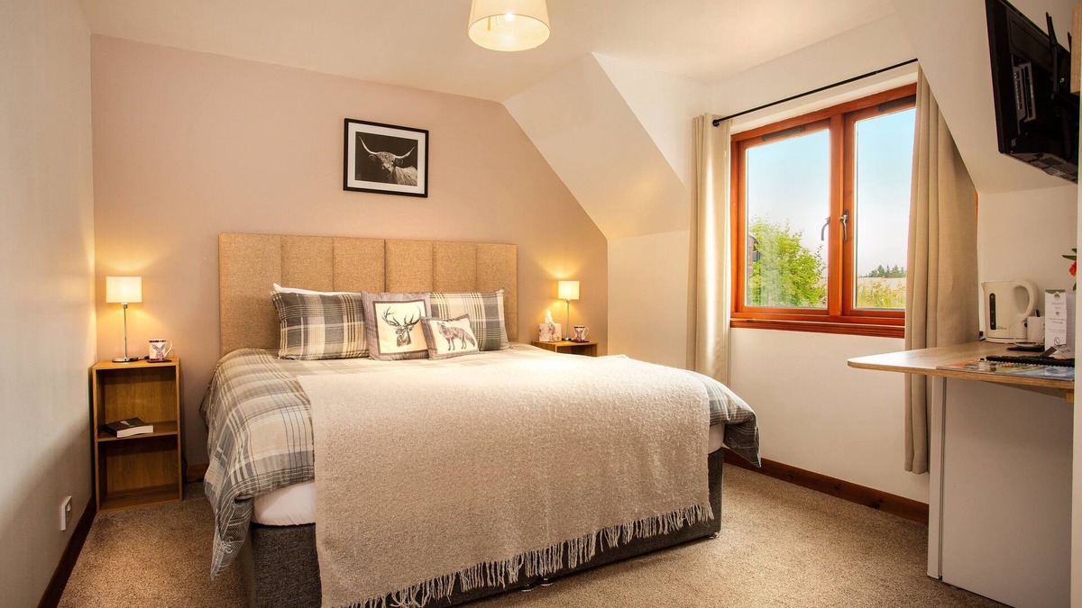 Alness Bed & Breakfast | Last-Minute | Cosy En-Suite, Wi-Fi + Parking