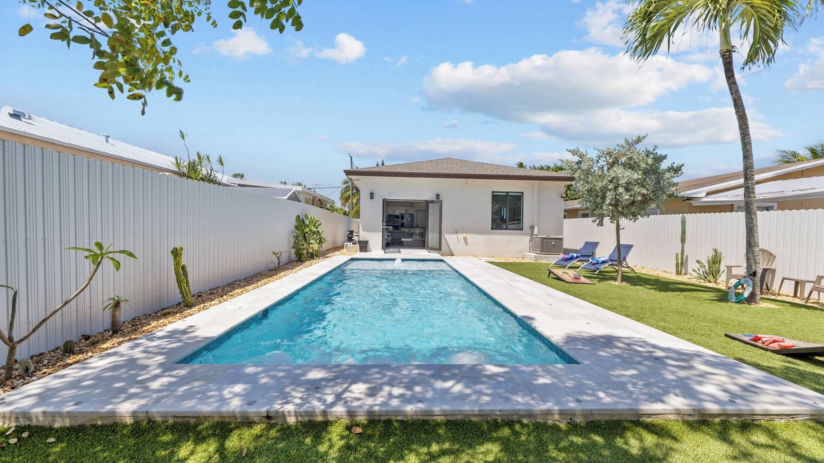 West Park House | Last Minute Deal-Pool-Grill- Turf-Mins2Airport, Beach, HardRock