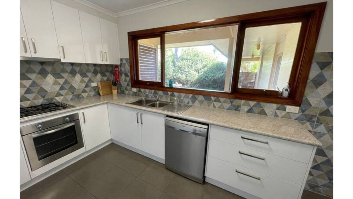 Traralgon House | Latrobe Valley Guest House - 4 Bedrooms - 2 Bathrooms
