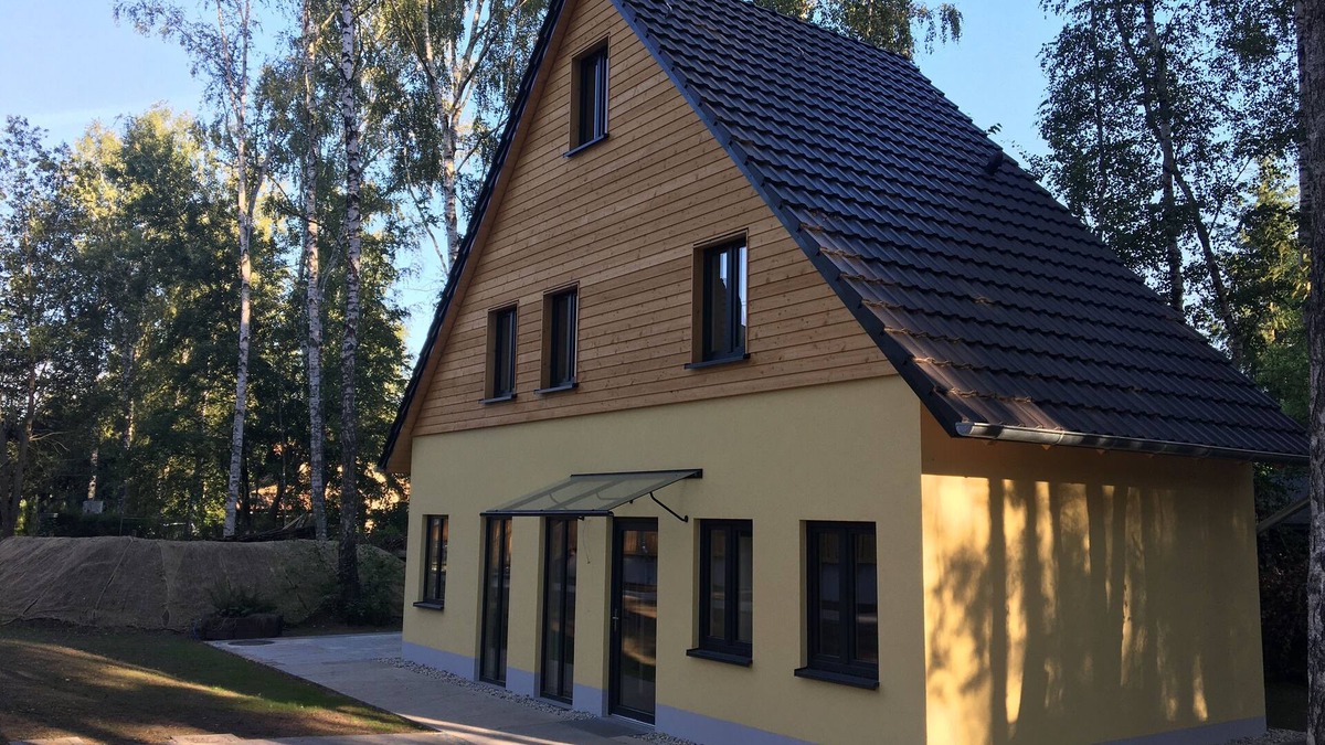 Gorden-Staupitz House | lauch3.de: yellow holiday home by the lake