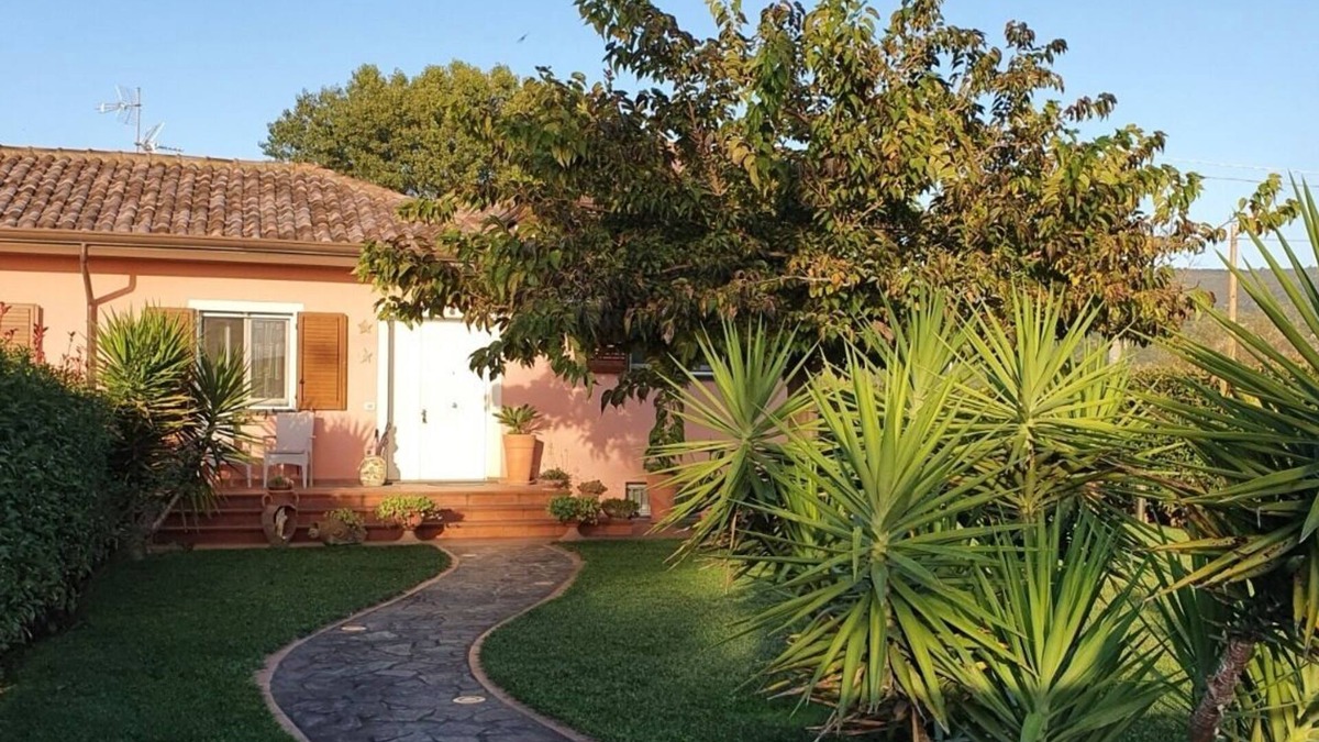 Vecchiano Villa | Laughing villa with large garden, pool and parking space