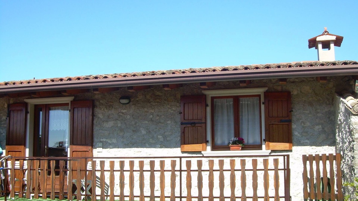 Castelletto Apartment | Laura apartment with balcony, garden and lake view