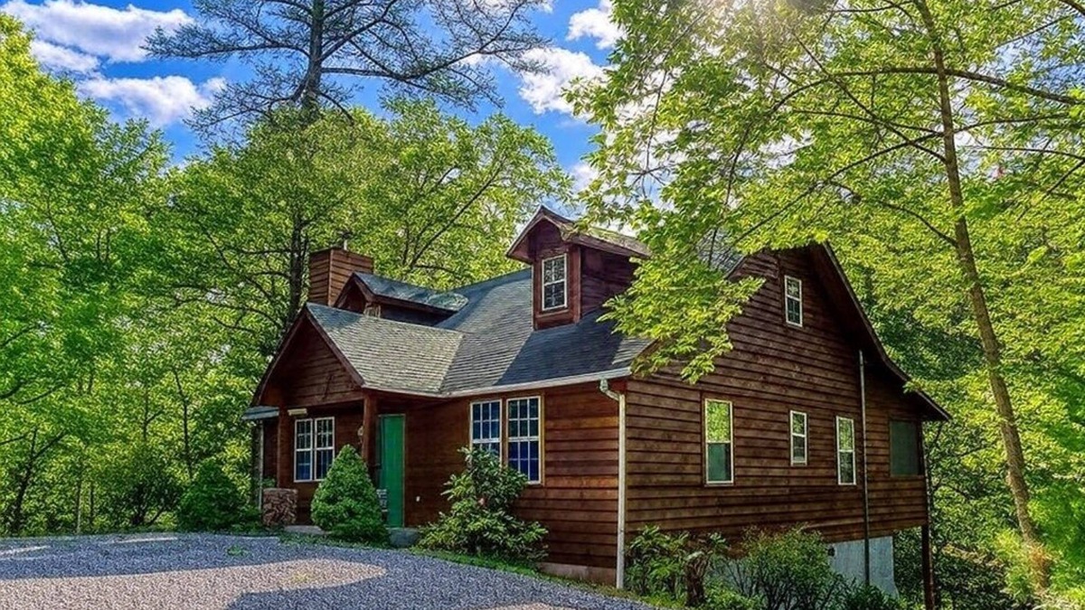 Wears Valley Cabin | Laurel Cottage, $685 FREE tickets each paid day, Hot Tub, Pool Table!