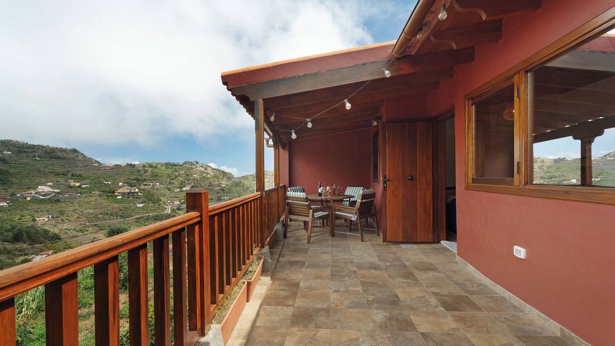 Agulo Apartment | 'Laurel' Room with Mountain Views, Wi-Fi, and Air Conditioning - SilboHolidays